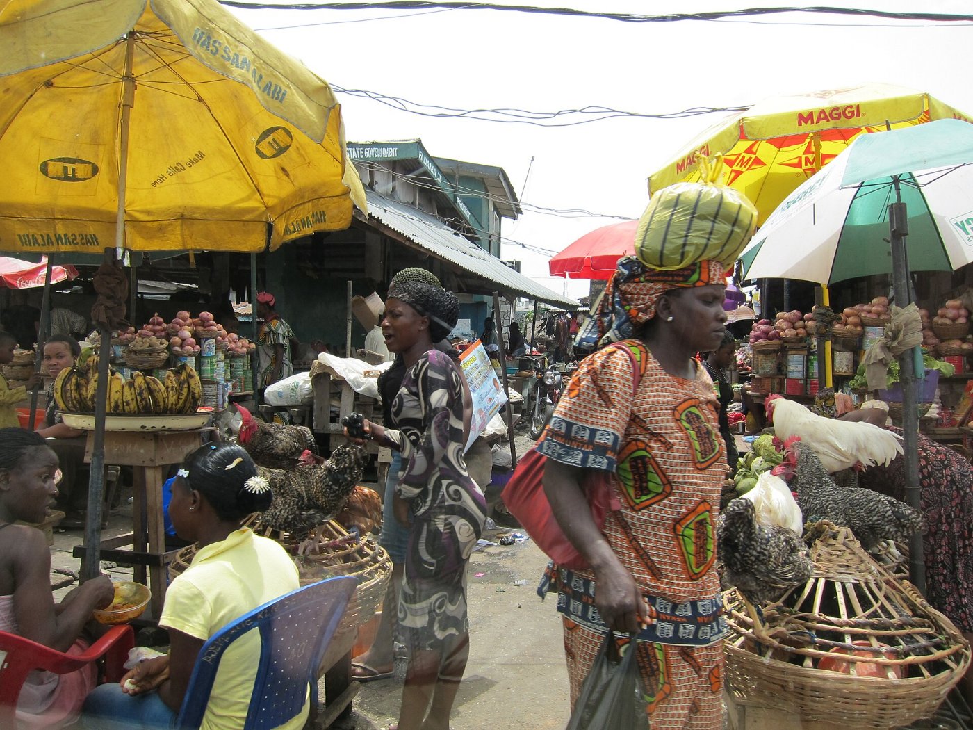 Traders and shoppers in a busy Nigerian market